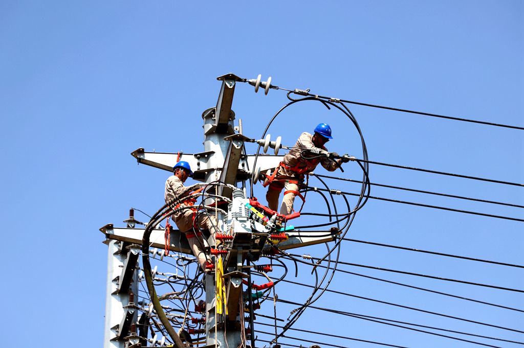 國網江蘇電力睢寧供電公司：冒高溫更換智能開關