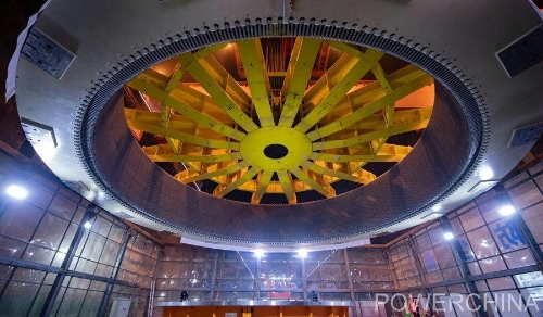 黃河上游在建海拔最高、裝機容量最大的水電站首臺機組定子順利吊裝