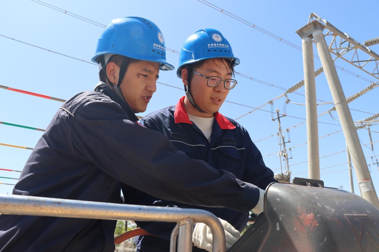 巴彥淖爾供電公司積極開展“傳幫帶”，老帶新傳接電力新時代
