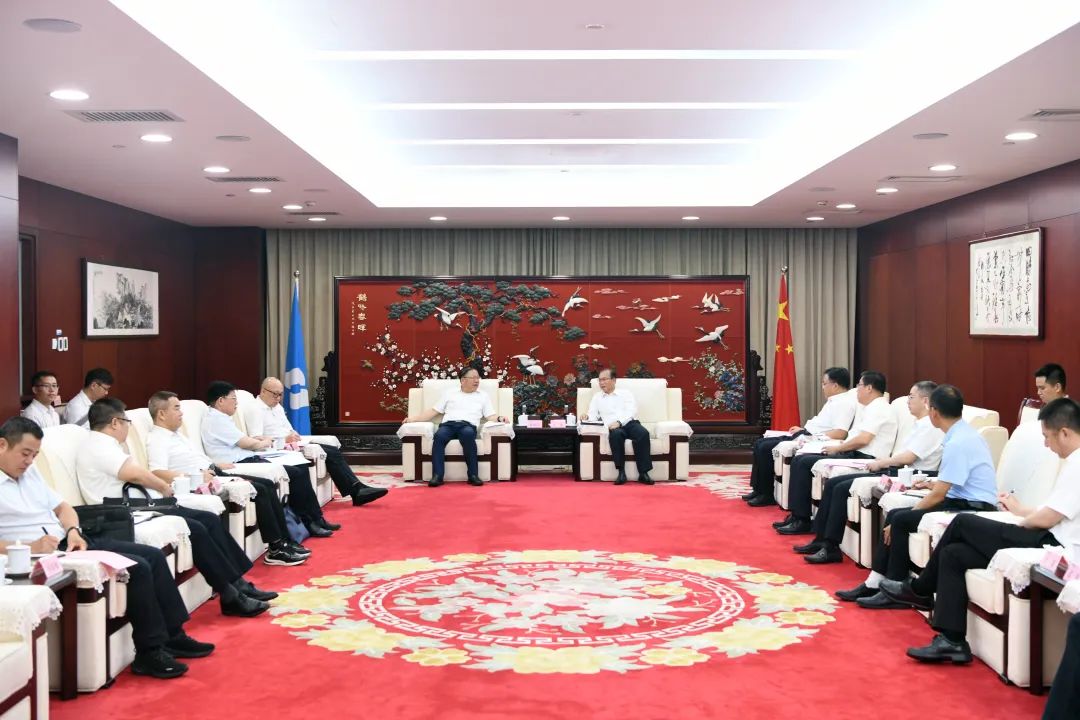 江毅與廣西壯族自治區人民政府黨組成員、國資委黨委書記秦如培舉行會談