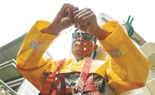 國網長沙供電公司：電力工人身穿厚重絕緣服高空作業