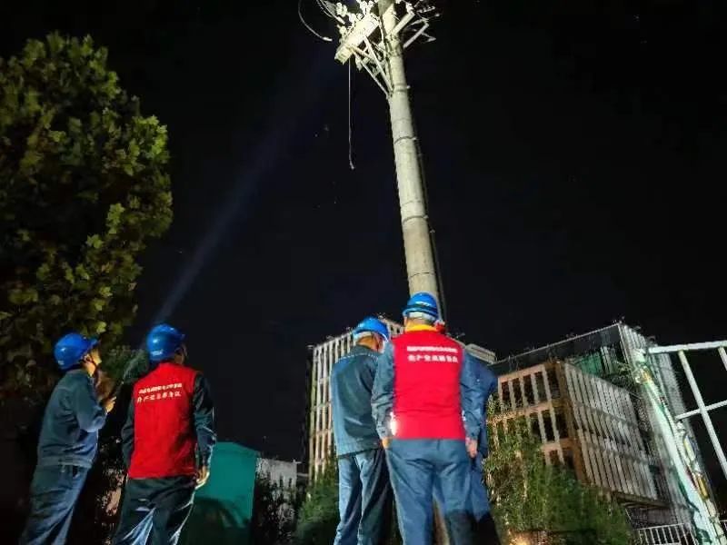 國網韓城供電公司全力應對強降雨深夜“鏖戰”送光明