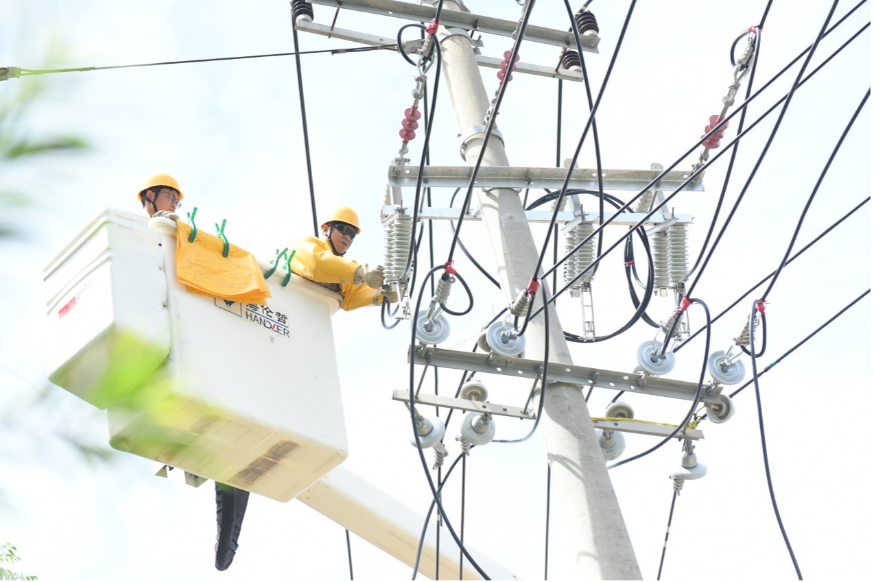 福建平潭帶電作業保供電 新增配變“送清涼”