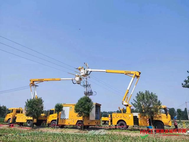國網民權縣供電公司探索帶電作業新模式 優化營商環境助夏峰