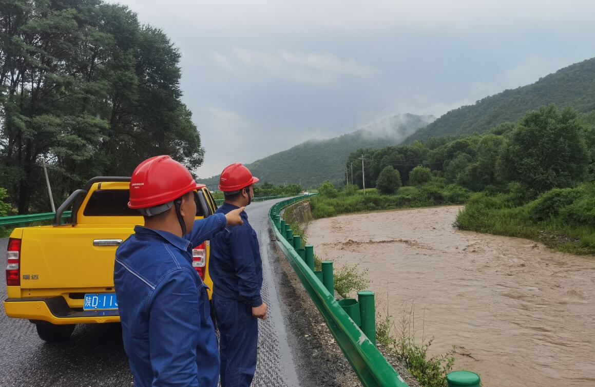 國網旬邑縣供電公司不畏艱險，逆行洪水保供電