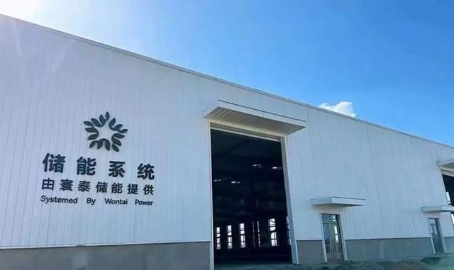 松江企業寰泰儲能酒泉生產基地完成首筆訂單生產