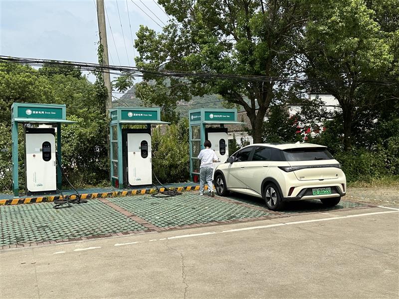 各類政策支持新能源汽車和充電樁下鄉，但村里真的需要這么多充電樁嗎?