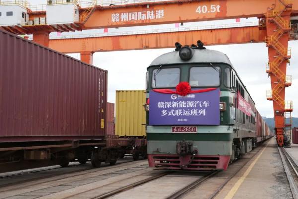 國產新能源汽車，坐火車“出?！?