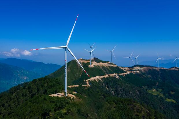 國投集團雅礱江臘巴山風電項目投產發電