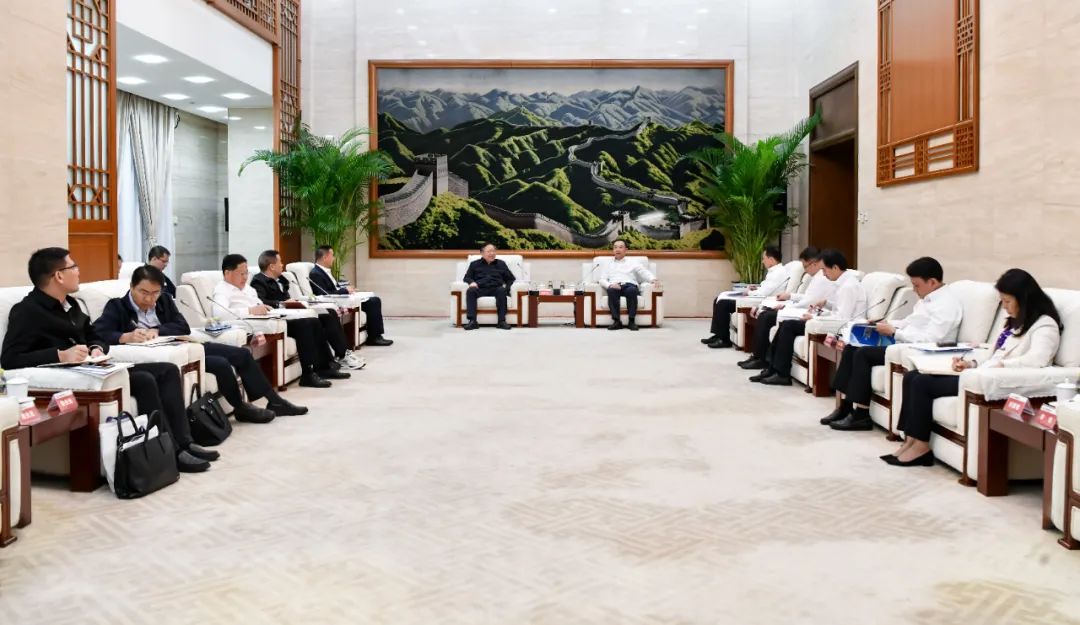 大唐集團有限公司黨組書記、董事長鄒磊與廣西壯族自治區國資委黨委書記秦如培會談