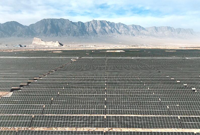 新疆巴楚地區單體最大光伏基地兩個項目并網發電