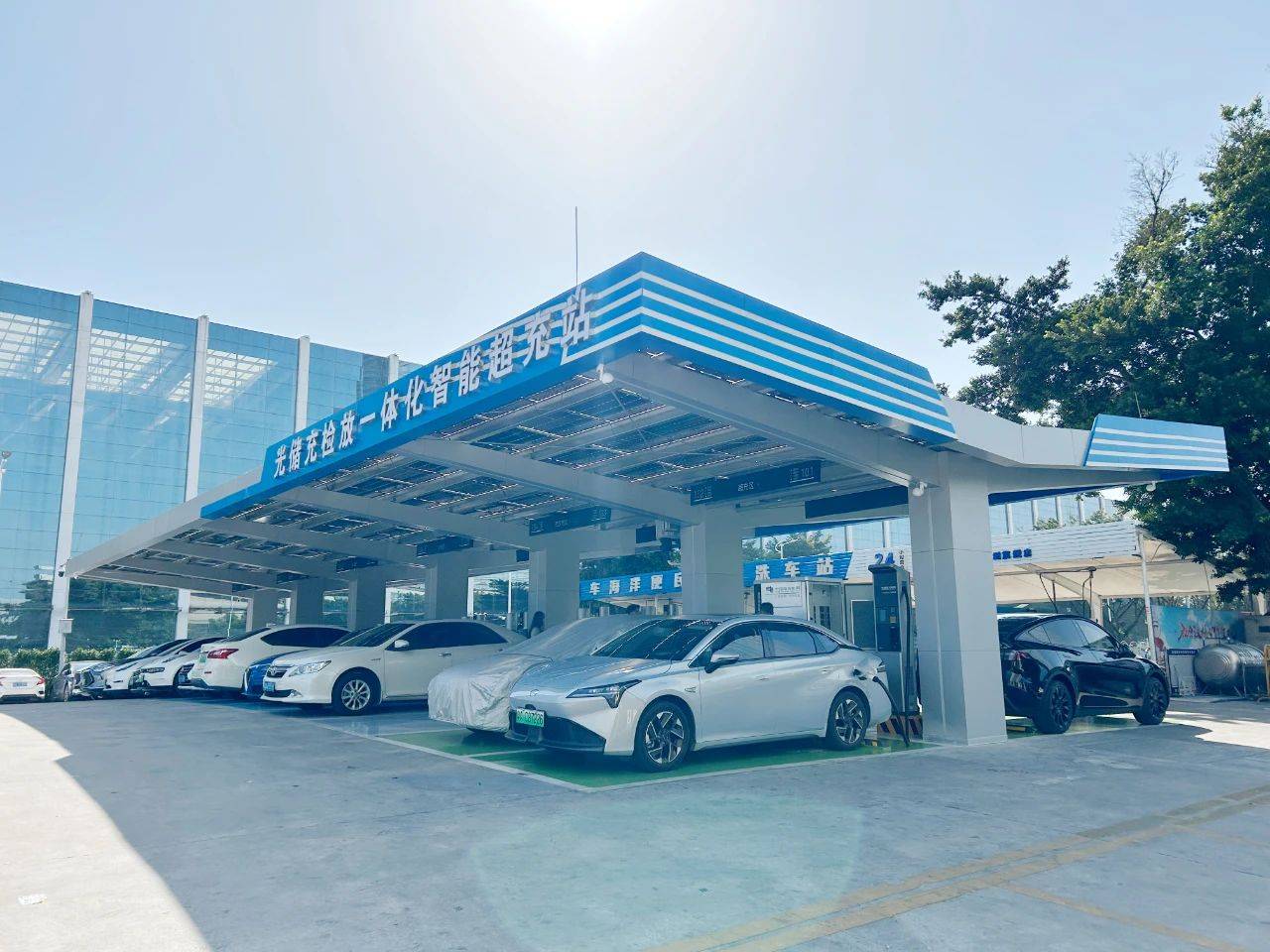 大灣區首個光儲充檢放一體化智能超充站開業