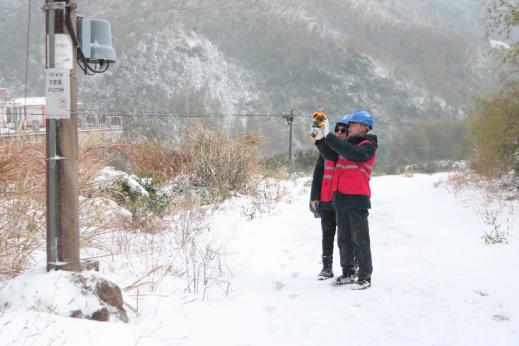 國網武夷山市供電公司浴“雪”奮戰 電力足電網穩