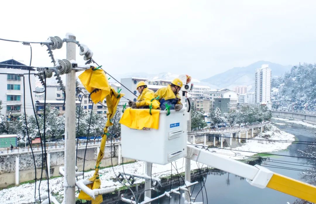 貴州臺江供電局帶電作業除隱患 群眾冬季暖過冬