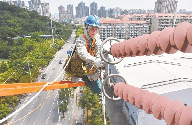 帶電作業領域的“創新達人”——記“國網楷?！瘪T振波