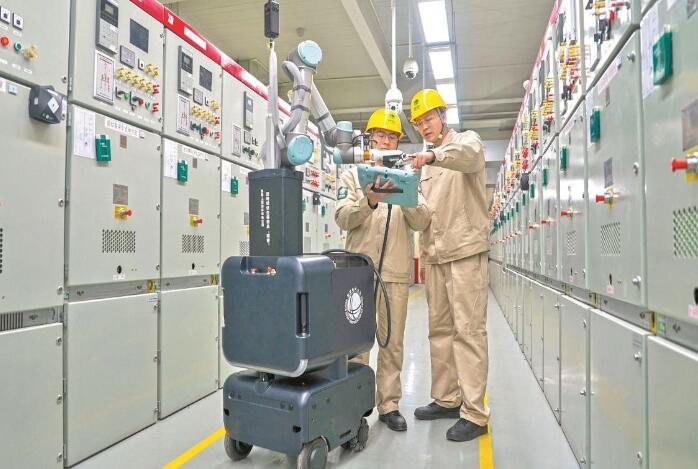 上海浦東供電公司變電站新型仿生機器人“浦?！? width=