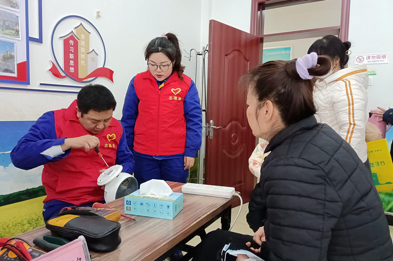 志愿服務進社區?家電維修暖人心