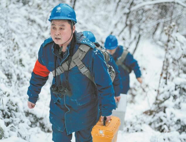 【國網楷?！恐芗t亮：巡行秦嶺深處 守護線路安全