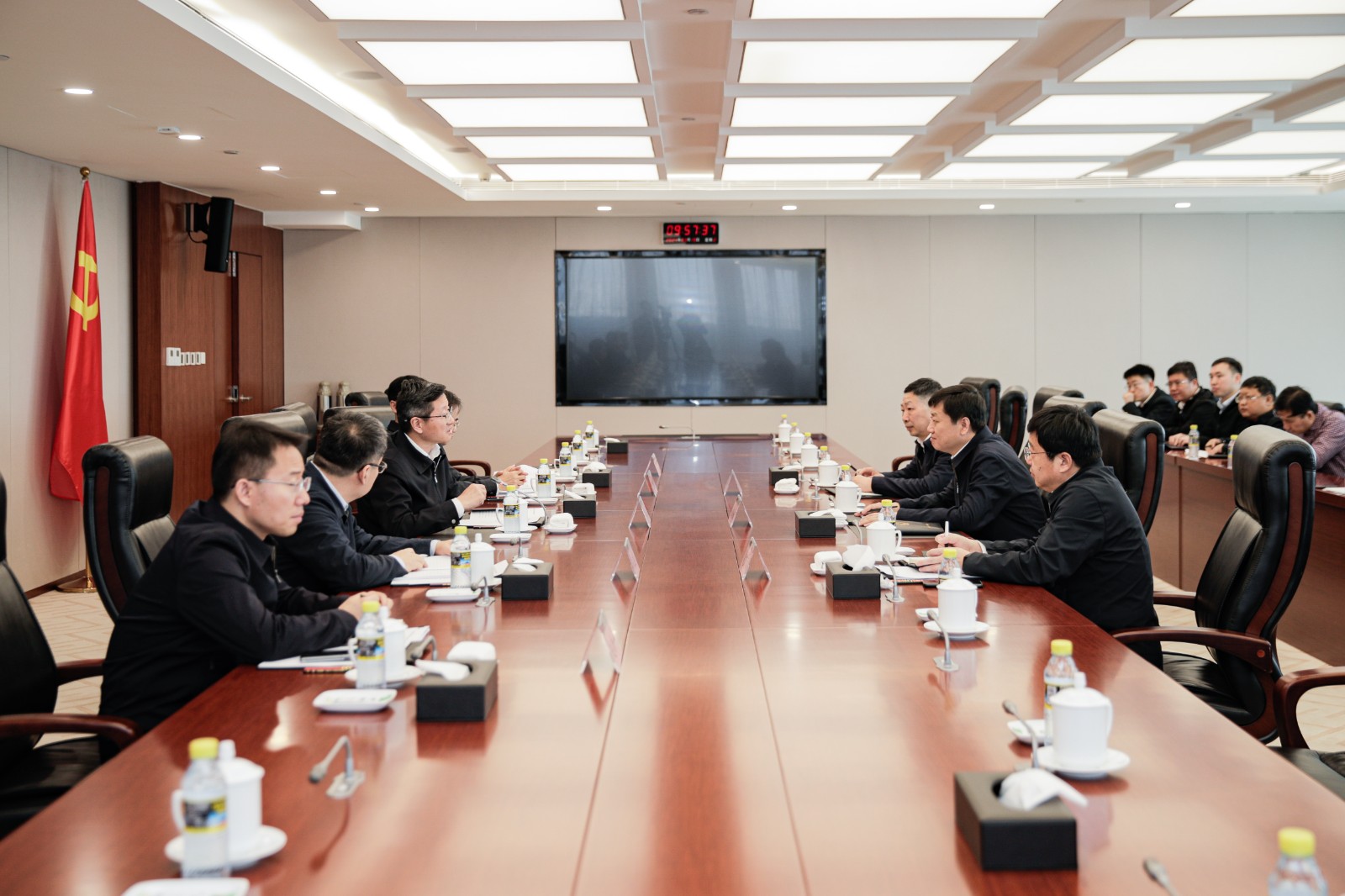 國家能源集團總經理、黨組副書記余兵會見衡水市委副書記、市長董曉航