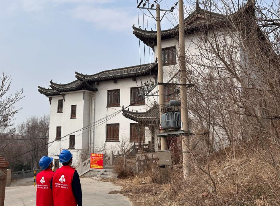 國網大石橋市供電公司季節性巡查 清明保電在行動