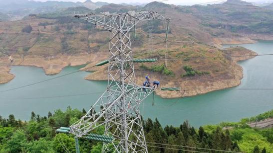 貴州興義供電局高空之上，用責任守護安全送去光明