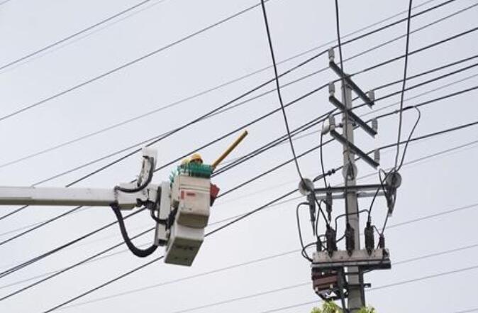 國網九江市柴桑區供電公司：雷雨來襲爭分奪秒保供電