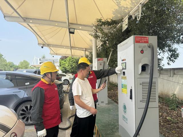 國網禹州市供電公司節前巡檢充電樁 綠色出行“全護航”