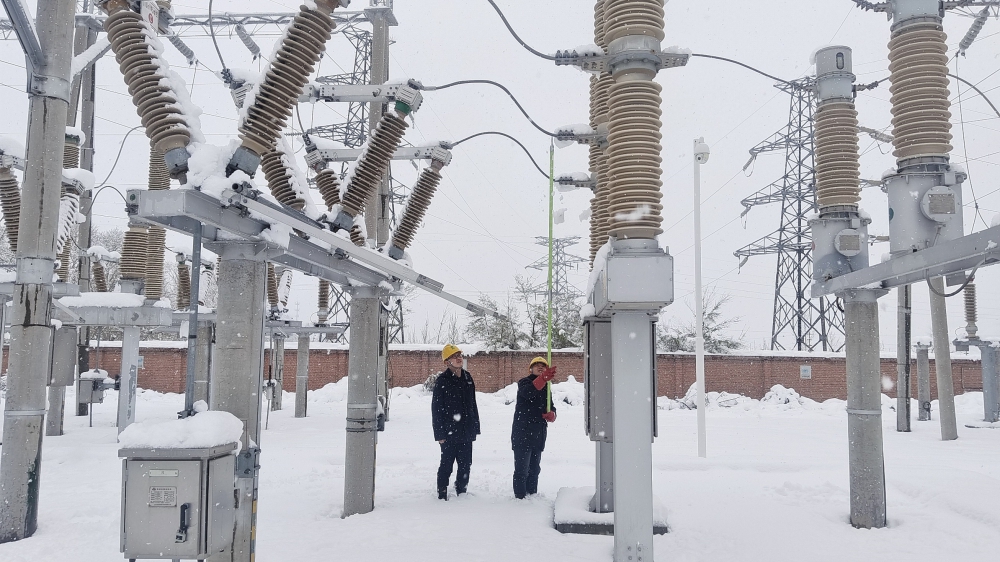 國網圍場縣供電公司應對突變天氣確保電網穩定運行