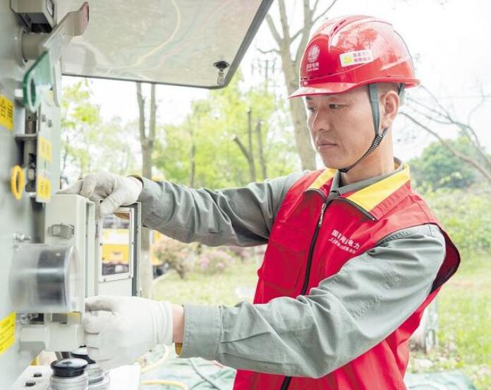 賀彪：星城萬家燈火，“帶電護衛”用心守候