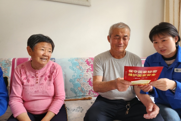內蒙古電力公司烏海千里山供電公司黨支部、工會、團支部（青工委）開展“蒙電愛心光明行”保密宣傳活動