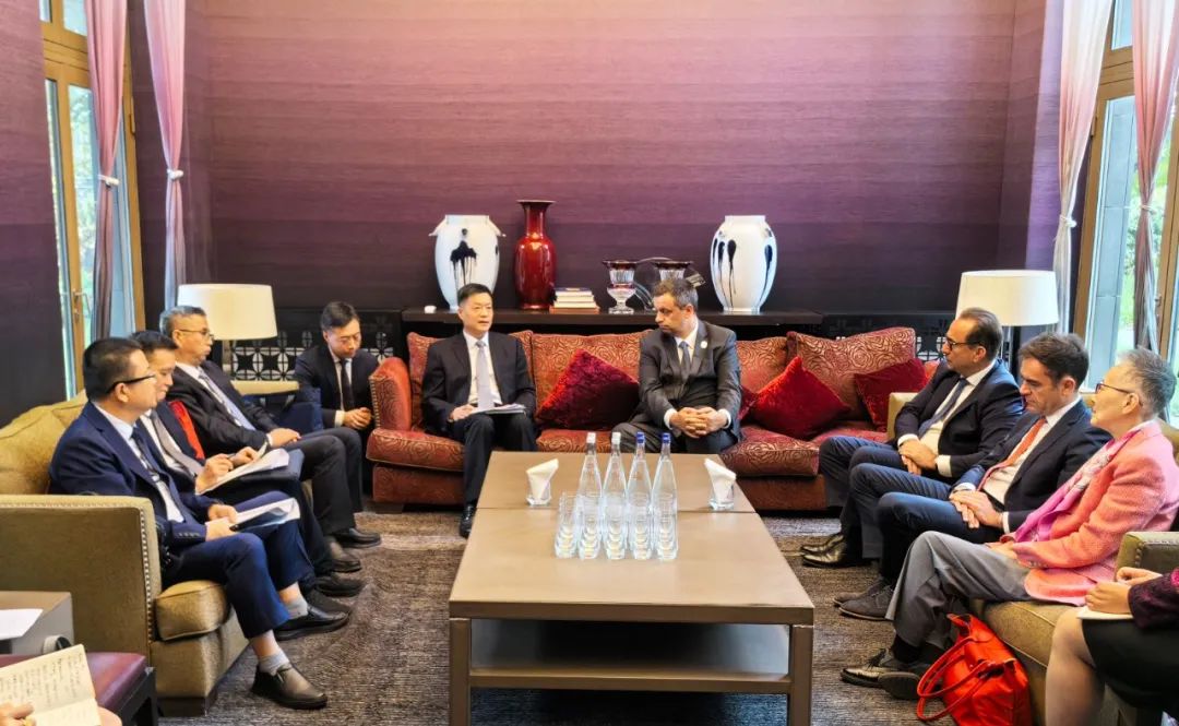東方電氣集團黨組書記、董事長俞培根與法國電力集團董事長兼首席執行官呂克·雷蒙會談