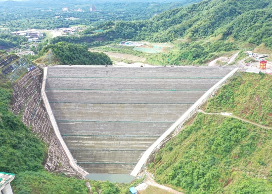 成都“第二水源”李家巖水庫大壩填筑到頂