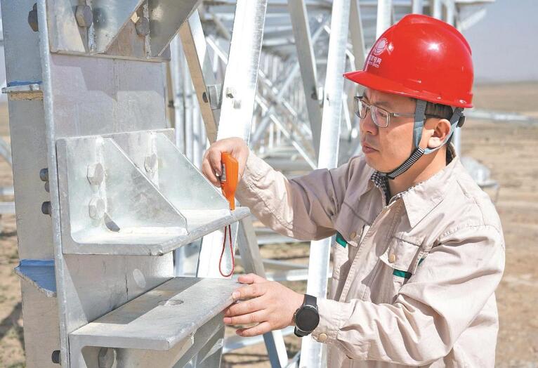 李?。涸痪€建電網 當好工程“大管家”