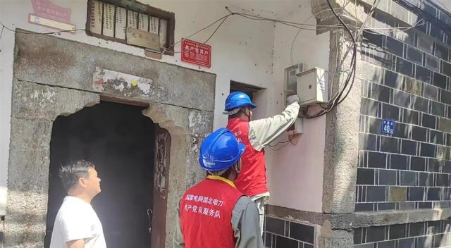 國網武漢市黃陂區供電公司為農戶炒茶生產提供穩定供電