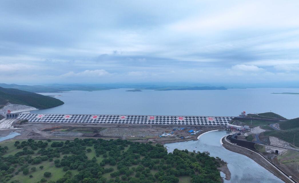 內蒙古引綽濟遼工程文得根水利樞紐機組正式并網投產發電
