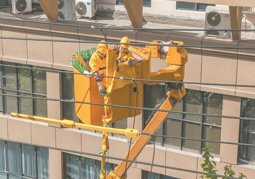 四川南充供電公司帶電作業配合有序，高效消除線路隱患