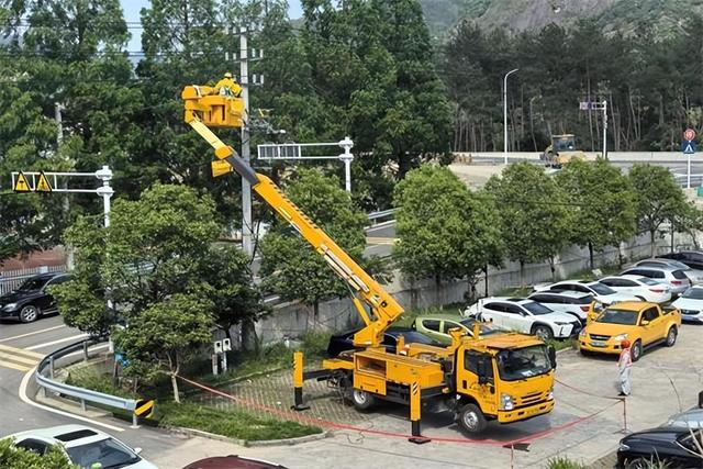 國網永嘉縣供電公司帶電作業“小黃人”守護夏日清涼
