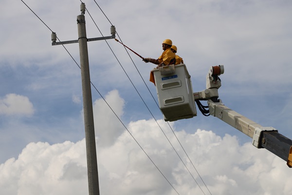 國網扎魯特旗供電公司帶電作業“零感知” 保障供電顯擔當