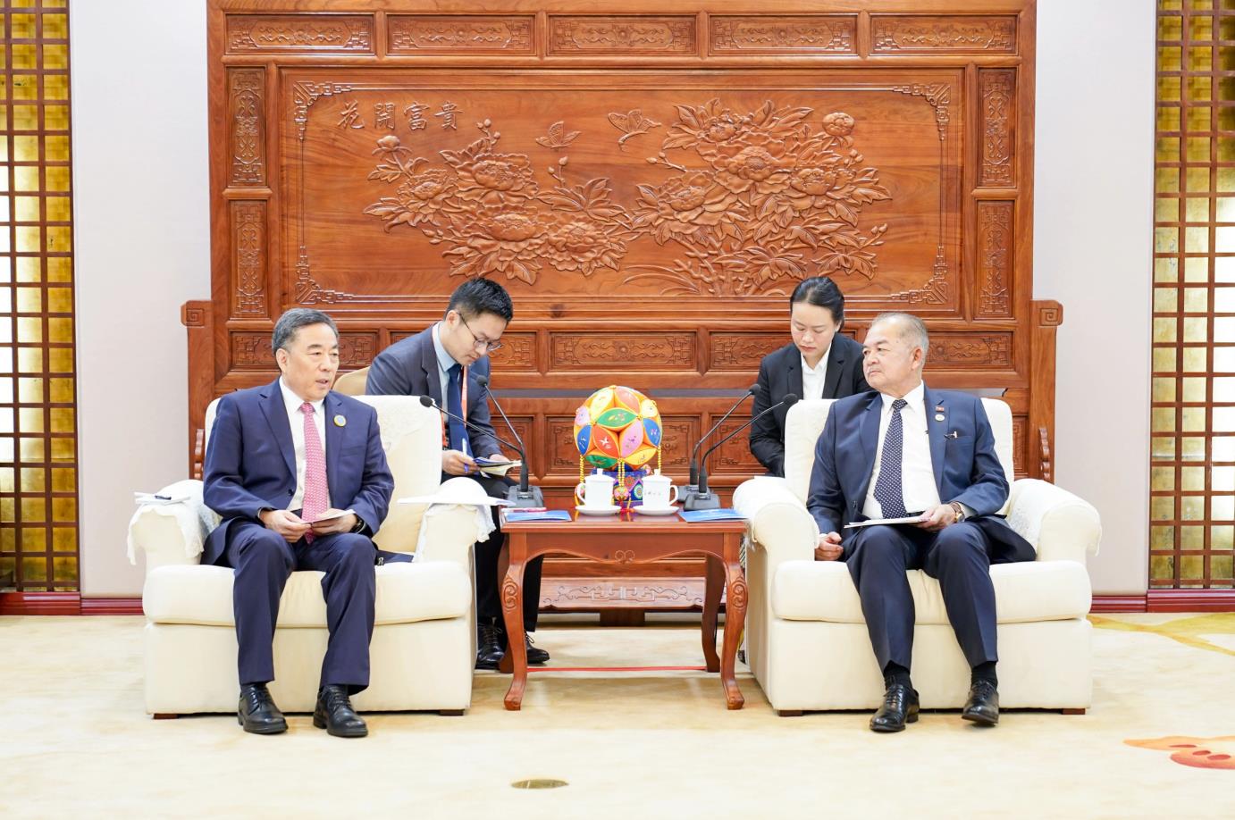 中國能建黨委書記、董事長宋海良與老撾副總理吉喬·凱坎匹吞會談