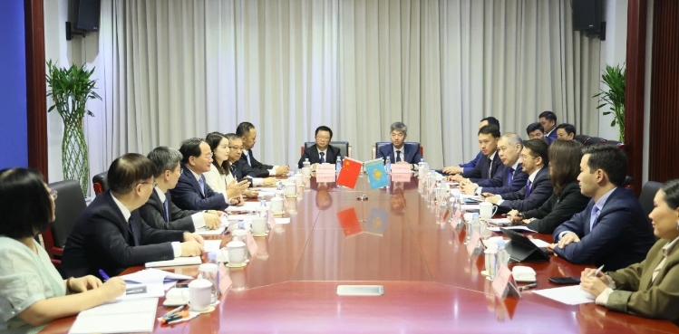 金壯龍會見哈薩克斯坦數字發展、創新和航空航天工業部部長扎斯蘭·馬季耶夫