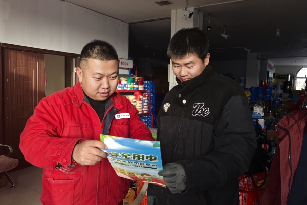 內蒙古電力集團烏海千里山供電公司蒙電愛心光明行，用電無憂進社區