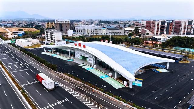 廣東首個交能融合“近零碳”新能源特色 址山服務區順利交工驗收