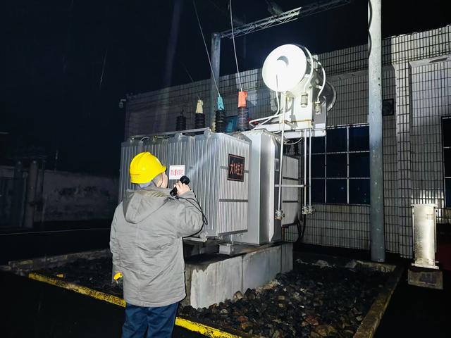 國網偃師供電公司全力應對風雪，確保供電穩定
