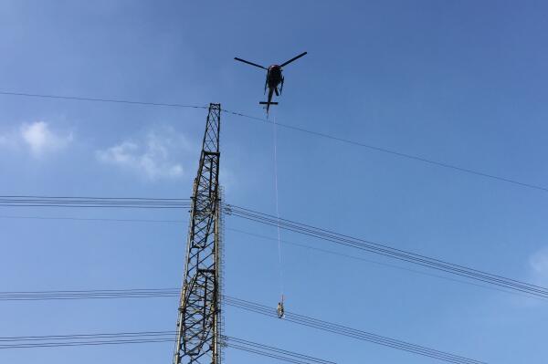 南方電網成功進行運行線路直升機帶電作業 系國內首次