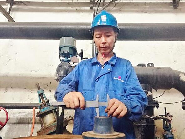 俯首甘為孺子?！洿筇坪戏止緝炐泓h員、株電公司檢修部熱機三班副班長陳輝