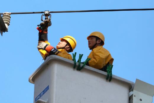 國網福安市供電公司：帶電安裝驗電環  助力“迎峰渡冬”